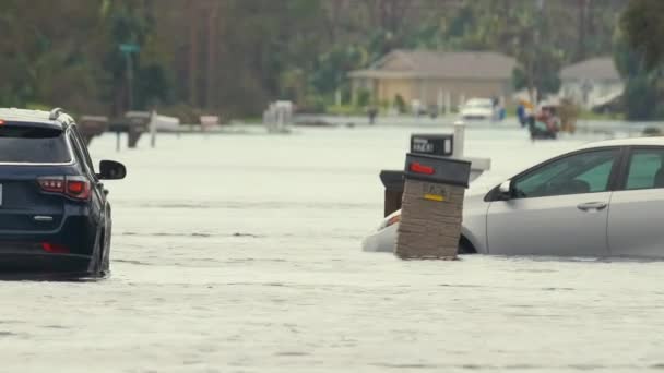 飓风淹没了街道 周围是佛罗里达州居民区的水 自然灾害的后果 — 图库视频影像