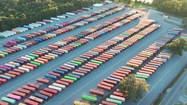 工業製品の配送のための容器の行を持つ大規模な貨物コンテナヤード 国際貿易の概念 — ストック動画