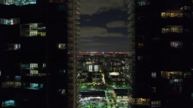 Florida, ABD 'deki Sunny Isles Beach şehrinin şehir merkezindeki gece şehir manzarası. Modern Amerikan megapolis 'indeki parlak gökdelen binalarıyla gökdelenler..