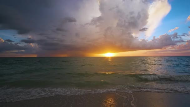 Океанський Пейзаж Якими Вечірніми Морськими Хвилями Дроблять Піщаному Пляжі Прекрасний — стокове відео