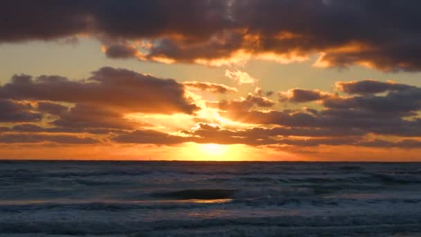 Океанський Захід Сонця Пейзаж Якими Вечірніми Морськими Хвилями Води Дроблення — стокове відео