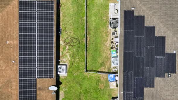 美国的普通住宅 屋顶覆盖着太阳能光伏板 用于生产郊区清洁的生态电力 自主住房的概念 — 图库视频影像