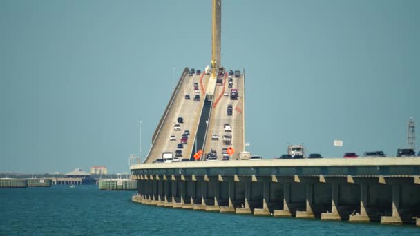 交通量の多いフロリダ州タンパ湾にかかるサンシャイン スカイウェイ橋 交通インフラの概念 — ストック動画
