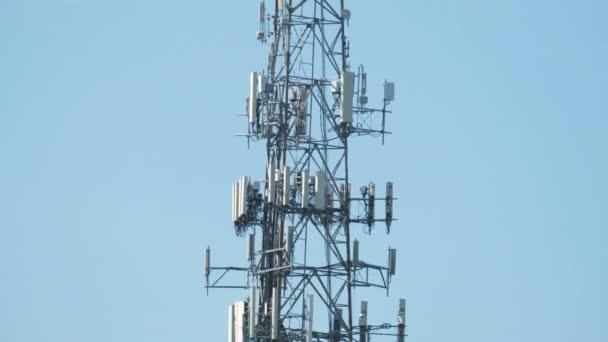 Telekomunikační Mobilní Telefonní Věž Bezdrátovou Komunikací Antény Pro Přenos Síťového — Stock video