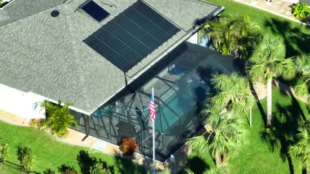 Yüzme Havuzu Isıtması Için Özel Bir Evin Çatısına Termal Güneş — Stok video