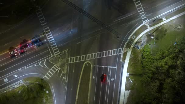 Верхній Вид Велику Багатосмугову Дорогу Перетинається Світлофорами Рухомими Автомобілями Вантажівками — стокове відео