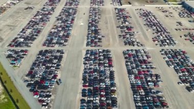 Arızalı arabaları açık artırma satış şirketinin otoparkında kullanılmış. Yeniden inşa veya kurtarma başlığı için ikinci el araç satışı.