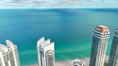 Sunny Isles Beach City 'deki Atlantik Okyanusu kıyısındaki lüks otellerin ve apartmanların manzarası. Güney Florida 'daki Amerikan turizm altyapısı.
