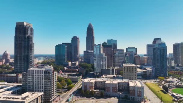 从上面俯瞰美国北卡罗莱纳州夏洛特市商业区的当代摩天大楼 拥有商业金融区的美国大都市 — 图库视频影像