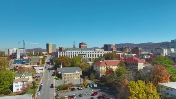 北卡罗来纳州Asheville市中心高楼丘陵的空中景观 — 图库视频影像