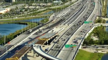 Miami, Florida 'da işlek Amerikan otoyolu kavşağının hava görüntüsü. Trafik altyapısının gelişimi. Eyaletler arası ulaşım kavramı.