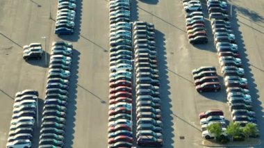 Satılık bir sürü yeni arabasıyla bayilik otoparkının havadan görüntüsü. Amerikan otomotiv endüstrisinin gelişimi.