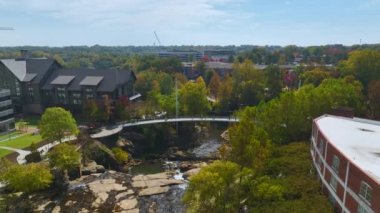 Güney Carolina 'daki Greenville şehrinin merkezindeki Reedy River Şelaleleri' nin hava manzarası. Liberty Köprüsü 'ndeki Falls Park nehir yolu. Amerika 'ya seyahat.