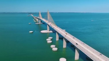 Florida 'daki Tampa Körfezi üzerindeki Sunshine Skyway Köprüsü' nün hava görüntüsü. Ulaşım altyapısı kavramı.