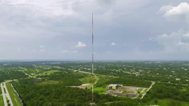無線通信を備えた通信携帯電話タワーの空中ビューネットワーク信号伝送のための5Gアンテナ — ストック動画