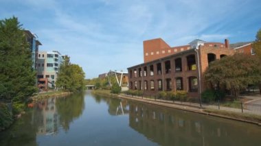 Güney Carolina 'daki Greenville City' nin şehir merkezi mimarisi. Wyche Pavyonu manzarası, Reedy River Bankası 'ndaki eski tuğla fabrikası ve apartmanlar. Amerika 'ya seyahat.