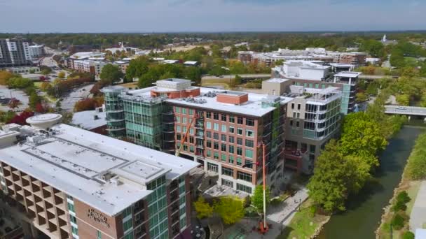 サウスカロライナ州のグリーンビル市のダウンタウンの建築 Reedy川とアパートの建物の眺め アメリカの旅行先 — ストック動画
