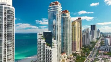 Yoğun şehir trafiği, pahalı oteller ve Atlantik Okyanusu kıyısındaki apartman binalarıyla Sunny Isles Beach 'in yüksek manzarası. Güney Florida 'daki Amerikan turizm altyapısı.