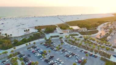 Gün batımında ABD 'nin Sarasota kentindeki ünlü Siesta Key plajının önünde turistler için park yeri. Sıcak Florida 'da popüler bir tatil yeri.