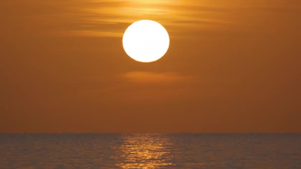 Захід Океану Велике Біле Сонце Драматичному Яскравому Фоні Неба Який — стокове відео