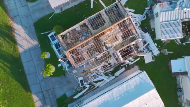 Тяжело Поврежденные Дома После Урагана Иан Жилом Районе Флориды Последствия — стоковое видео
