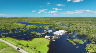 Etrafı Ian kasırgası ile çevrili sel suları Florida yerleşim bölgesindeki endüstriyel depo binası. Doğal afetin sonuçları..