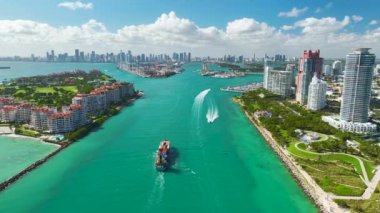 Güney Sahili yakınlarındaki ana kanala giren büyük konteynır gemisinin görüntüsü. Yüksek lüks oteller ve apartmanlar..