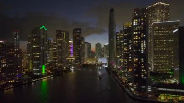 Florida, ABD 'nin Miami Brickell semtindeki yüksek gökdelen binalarının yukarıdan görüntüsü. Amerikan megapolis 'i ve geceleri finans bölgesi..