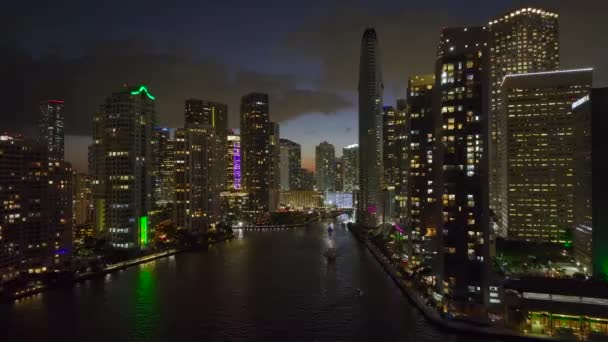 米国フロリダ州のマイアミ ブリックのダウンタウン地区にある明るく照らされた高層ビルの上からの眺め 夜のビジネス金融地区とアメリカのメガポリス — ストック動画