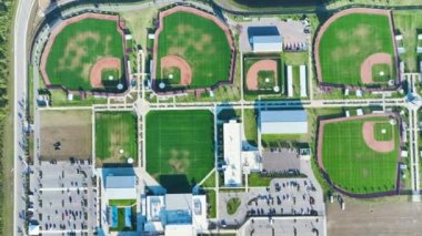 Florida kırsalındaki yeni beyzbol stadyumlarının manzarası. Florida kırsalında açık hava sahası. Amerikan spor altyapısı.