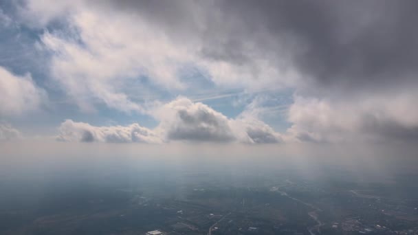 高高度高密度のパフィー積雲の飛行機の窓からの空中暴露ビューは 土地の地形上を飛んで — ストック動画