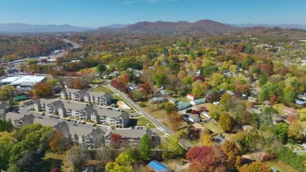 Αεροφωτογραφία Των Κατοικιών Στην Πόλη Asheville Στη Βόρεια Καρολίνα Νέα — Αρχείο Βίντεο
