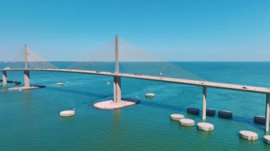 Florida 'daki Tampa Körfezi üzerindeki Sunshine Skyway Köprüsü' nün hava görüntüsü. Ulaşım altyapısı kavramı.