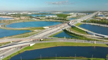 Amerikan ulaşım altyapısı üzerinde inşaat işleri. Miami, Florida 'da karayolu tadilatı trafiği ile kesişiyor. Eyaletler arası ulaşım kavramının geliştirilmesi.