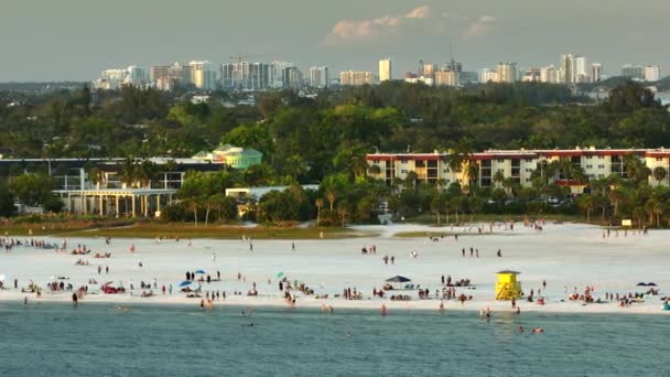 해변에는 소타에 부드러운 모래가 사람들은 우거진 물에서 목욕하고 뜨거운 플로리다 — 비디오