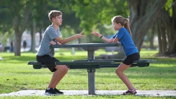 阳光明媚的夏天 快乐的男孩和女孩在公园里玩石头剪子 儿童之间的竞争概念 — 图库视频影像