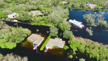 Florida yerleşim bölgesindeki Ian kasırgasından sonra evlerin etrafını su basmış. Doğal afetin sonuçları..