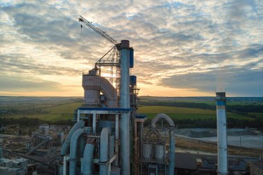 Yüksek beton fabrikası ve endüstriyel üretim alanında kule vinci olan çimento fabrikasının havadan görüntüsü. Üretim ve küresel sanayi kavramı.