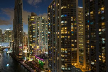 Florida, ABD 'de Miami Brickell şehir merkezinin hava görüntüsü. Modern Amerika 'nın orta kesimindeki parlak gökdelen binaları.