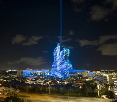 Gitar görüntüsü Seminole Hard Rock Otel ve Kumarhane yapısı Hollywood, Florida 'da parlak neon renkli ışıklarla aydınlatıldı..