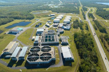 Şehrin atık su temizleme tesisindeki su arıtma fabrikasının havadan görüntüsü. İstenmeyen kimyasalların, askıya alınmış katı maddelerin ve gazların kirlenmiş sıvılardan çıkarılması süreci.