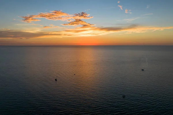 Luchtfoto Van Kleine Jachten Bij Zonsondergang Drijvend Zeegolven Met Rimpeloppervlak — Stockfoto