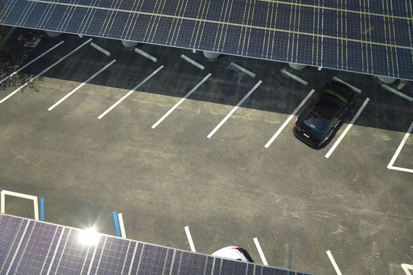 Aerial View Solar Panels Installed Shade Roof Parking Lot Parked — Zdjęcie stockowe