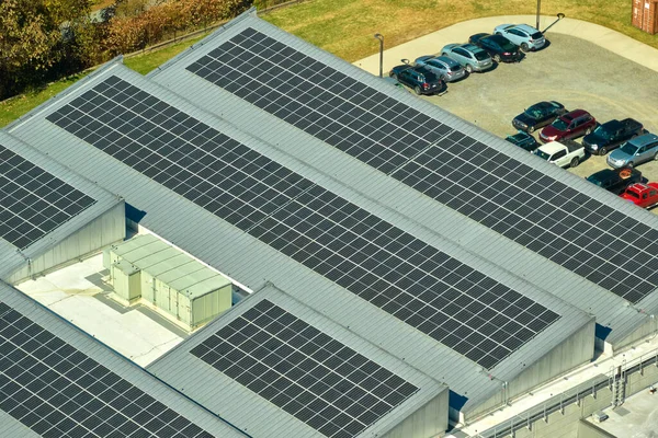 Widok Lotu Ptaka Elektrownię Słoneczną Niebieskimi Panelami Fotowoltaicznymi Zamontowanymi Dachu — Zdjęcie stockowe