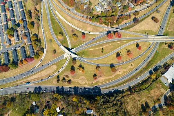 Amerikanische Autobahnkreuzung Mit Schnell Fahrenden Autos Und Lastwagen Blick Von — Stockfoto