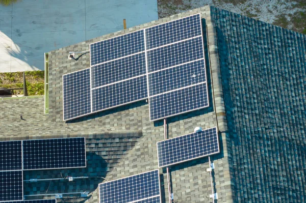 Çatısı Güneş Fotovoltaik Panellerle Kaplı Taşra Bölgesinde Temiz Elektrik Enerjisi — Stok fotoğraf