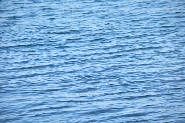 Closeup Θαλασσογραφία Επιφάνεια Των Γαλάζιων Νερών Μικρά Κύματα Κυματισμός — Φωτογραφία Αρχείου