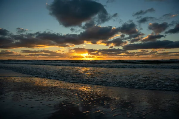 Evening Landscape Sea Water Waves Crushing Sandy Beach Sunset — Foto de Stock