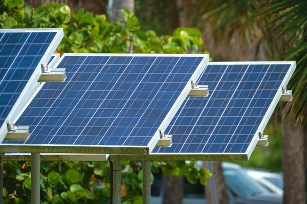 Сонячні Панелі Встановлені Підставці Біля Паркінгу Ефективного Виробництва Чистої Електроенергії — стокове фото