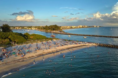 Sarasota County, ABD 'deki Nokomis plajının havadan görüntüsü. Birçok insan tatillerini körfez suyunda yüzerek ve gün batımında sıcak Florida güneşinde dinlenerek geçiriyor..